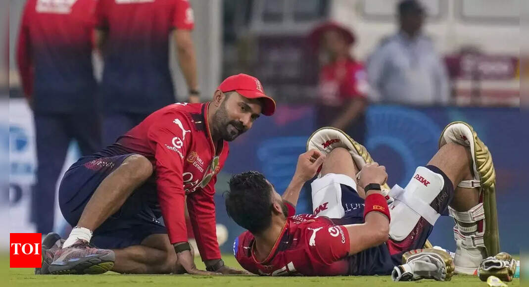 IPL: 'What is this man telling Virat Kohli?'; Atherton roasts Karthik