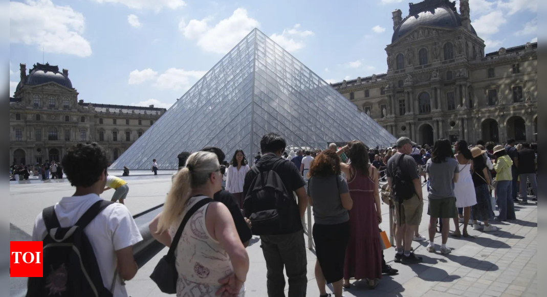 Overwhelmed and understaffed Louvre shuts its doors to tourists
