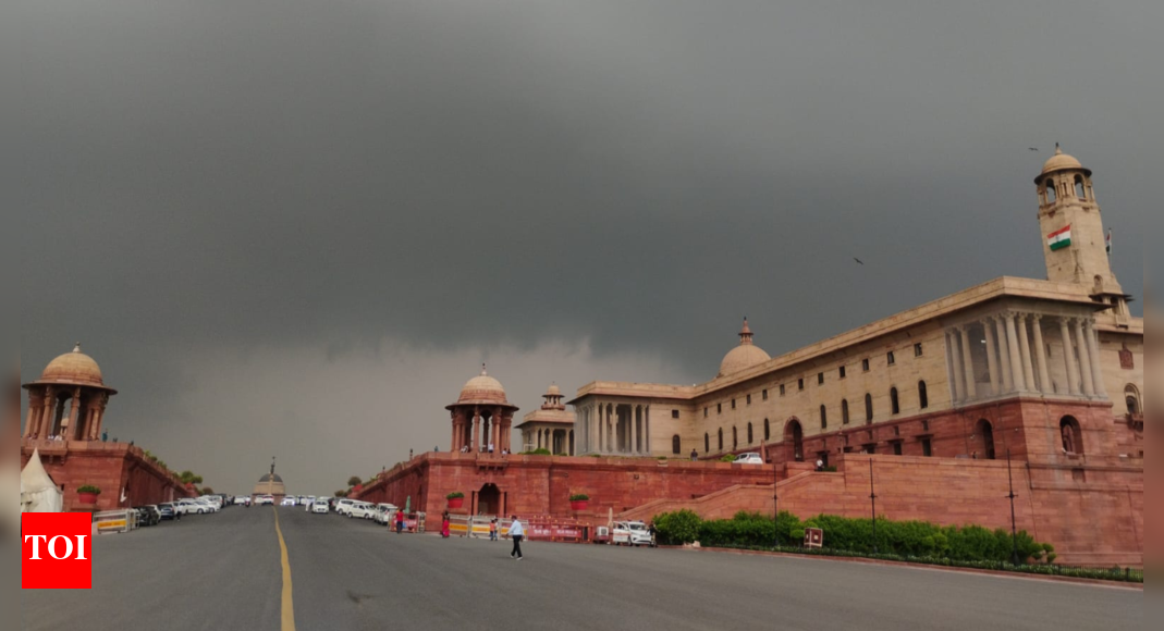 Rains lash Delhi-NCR; IMD sounds 'red' alert, safety advisory issued