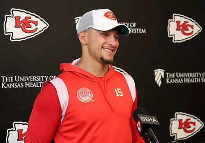 LATEST NEWS: 25 MINUTES AGO Patrick Mahomes couldn't hold back tears as he held his newborn baby in an emotional moment. He also shared his big announcement about the upcoming NFL game following the family's happy news… - hma
