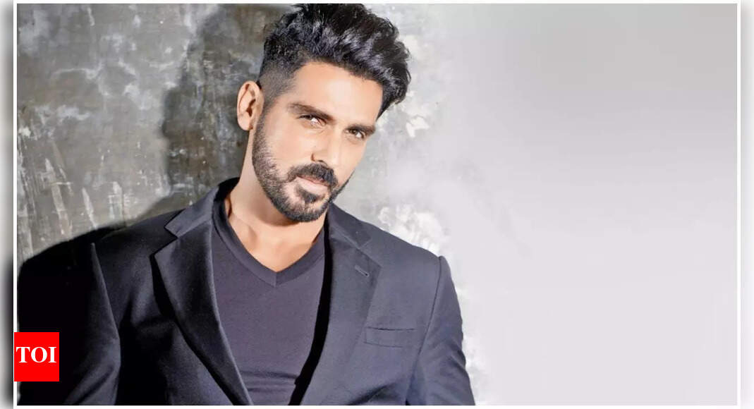 Zayed Khan recalls father Sanjay Khan’s near-fatal fire accident on Tipu Sultan set: ‘His skin was literally melting into the sheets’ | Hindi Movie News – Times of India