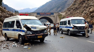 6 cops, 5 Bangladeshi nationals injured as police convoy crashes near Maharashtra’s Bhatan tunnel