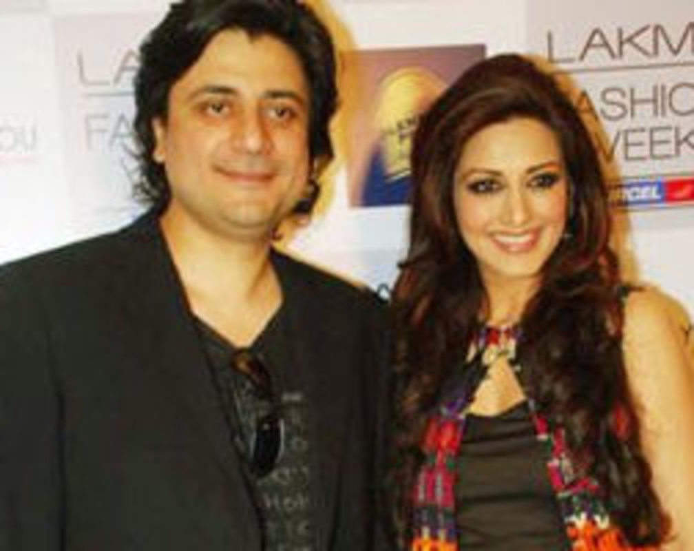 
Sonali's hubby surprises her at Lakme Fashion Week
