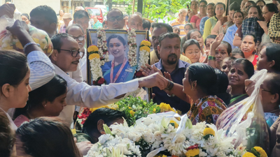  Last rites of cabin crew Roshni Songhare performed in Dombivli