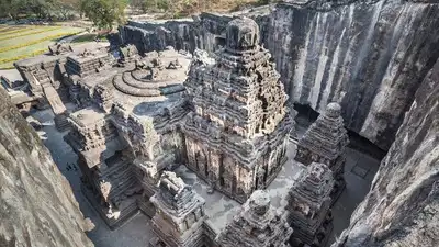 Which Indian temples are known for floating statues