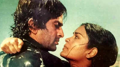 Zeenat Aman recalls how her first on-screen kiss with Shashi Kapoor caused an uproar: 'I didn't have a moment of discomfort while shooting'