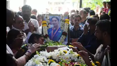 Co-pilot laid to rest in Sewri, Dombivli bids goodbye to young flight attendant