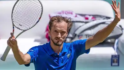 Daniil Medvedev dispatches home hope Alexander Zverev to reach Halle final