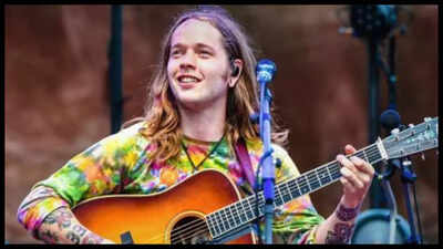 Billy Strings reveals about his mother's demise at a concert; asks audience to shout as loud as they can