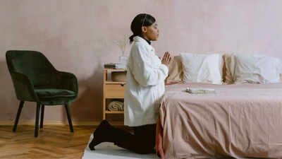 Source: Canva You thought kneeling was just for worship? Know what it does to your back, joints, and brain