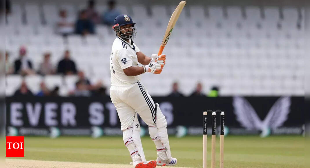 'Zabardasti try kar raha': Pant's self-talk on stump mic goes viral- WATCH