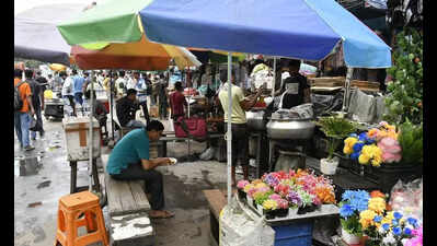 A year after KMC-KP op, hawkers have upper hand, footpath space