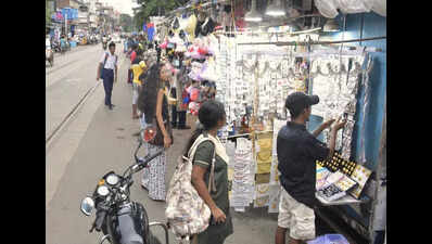 A year after KMC-KP op, hawkers have upper hand, footpath space