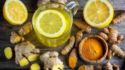 7 beneficios de beber agua con limón, jengibre y cúrcuma cada mañana
