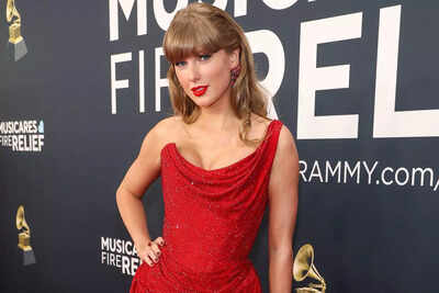  Taylor Swift gets massively called out for her TEU outfit as she walked hand in hand with Travis Kelce