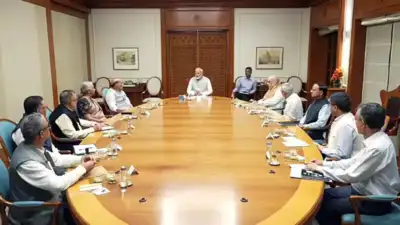 'கற்பனை செய்ய முடியாத திகில்கள்': அவசரகாலத்தில் தொழிற்சங்க அமைச்சரவை தீர்மானத்தை நிறைவேற்றுகிறது; 2 நிமிட ம .னத்தை கவனிக்கிறது