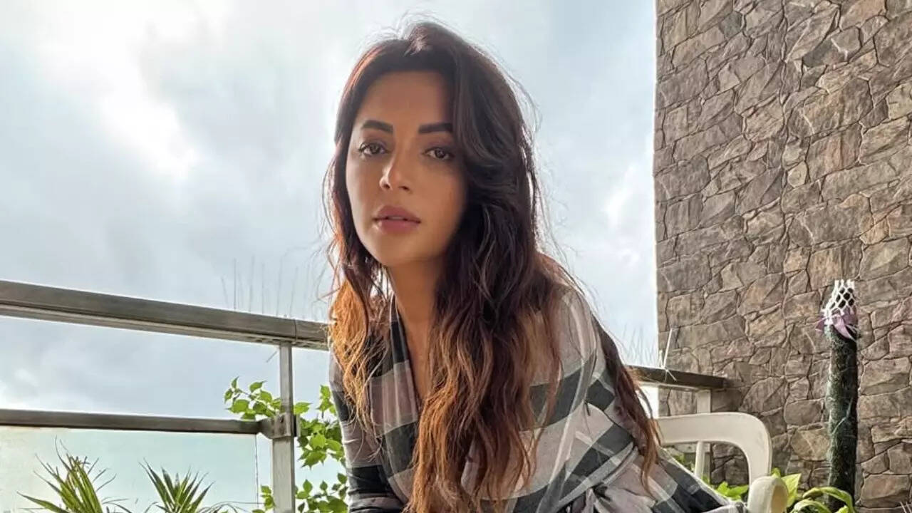 Shama Sikander recalls getting hospitalised after taking too many sleeping  pills; says 'I didn't want to live' | - Times of India