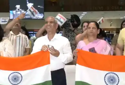 சியர்ஸ், கண்ணீர் மற்றும் டிரங்கா பெருமை: சுபன்ஷு சுக்லா ஐ.எஸ்.எஸ்ஸில் ஆக்சியம் -4 நறுக்குதலுடன் வரலாற்றை உருவாக்குகிறார், லக்னோவில் குடும்பத்திலிருந்து உணர்ச்சிகரமான எதிர்வினைகள்; வீடியோக்களைப் பாருங்கள் | இந்தியா செய்தி
 Makkal Post