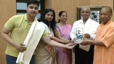  Family members of Axiom Mission 4 pilot Shubhanshu Shukla meet CM Yogi in Lucknow
