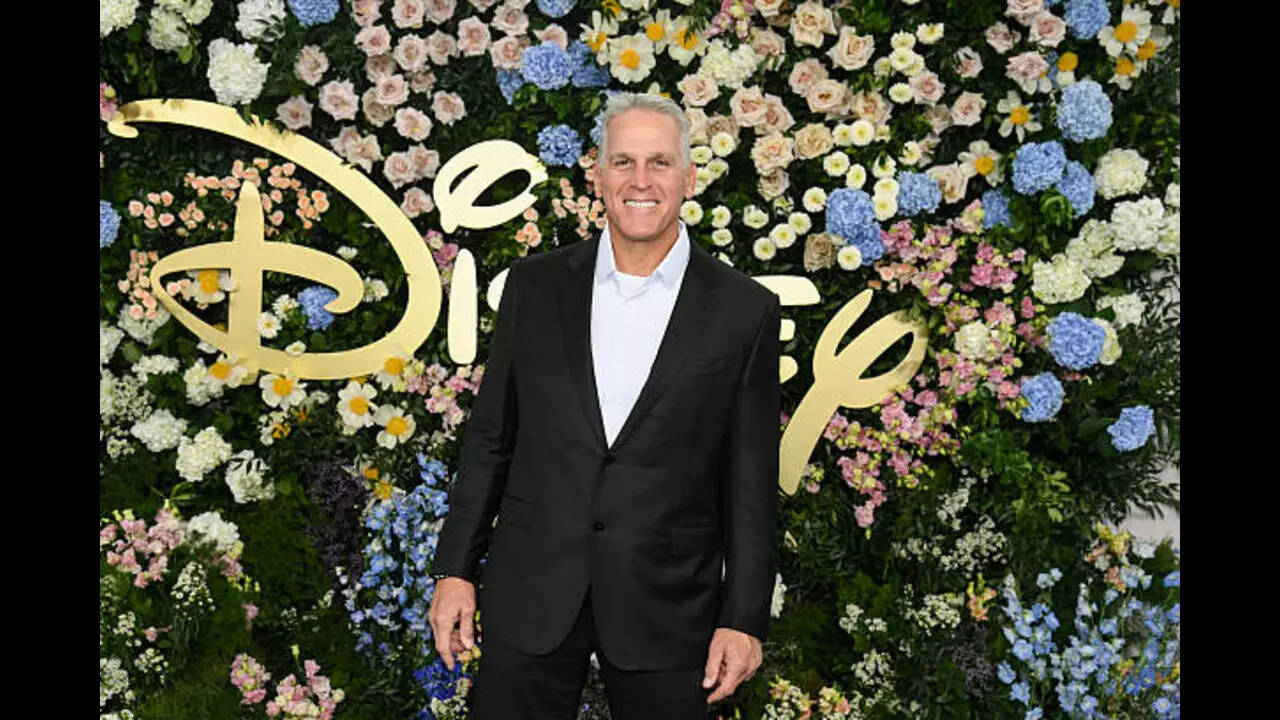 NFL star-turned-bachelor Mel Owens sparks controversy over “Younger women  only” dating rule | NFL News - Times of India