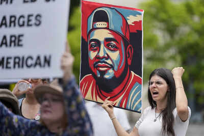  White House says Salvadoran man won't be deported to a 'third country'; dismisses media reports