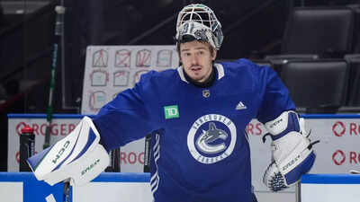  Flyers eye Canucks’ Arturs Silovs as potential answer to goaltending dilemma
