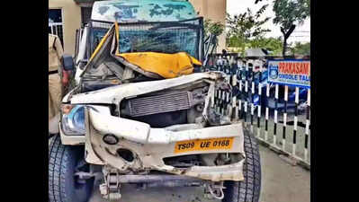 Gold-laden logistics vehicle crashes near Ongole, 2 hurt