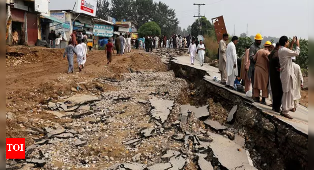 Two strong earthquakes jolt Pakistan within 12 hours