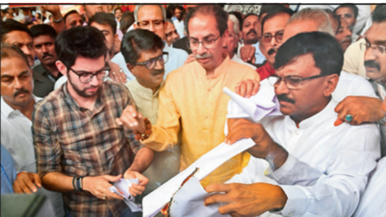 महाराष्ट्रात शाळांमध्ये हिंदीला तिसरी भाषा करण्याचा आदेश रद्द