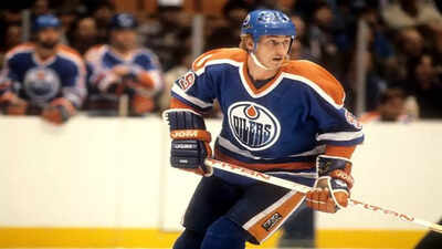 Wayne Gretzky’s 1988 stick sells for $336,000 to Logan Paul in record-breaking auction