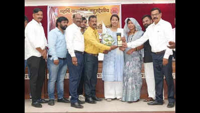 Maharishi Valmiki Sanstha honours merit students and businessmen