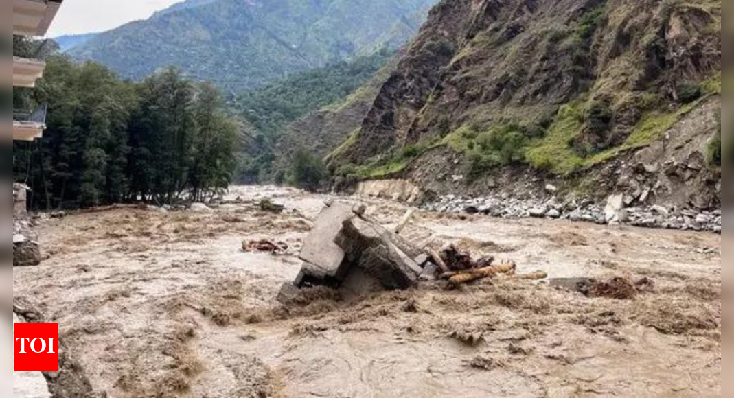 Cloudbursts hit Mandi, 5 dead and 15 missing