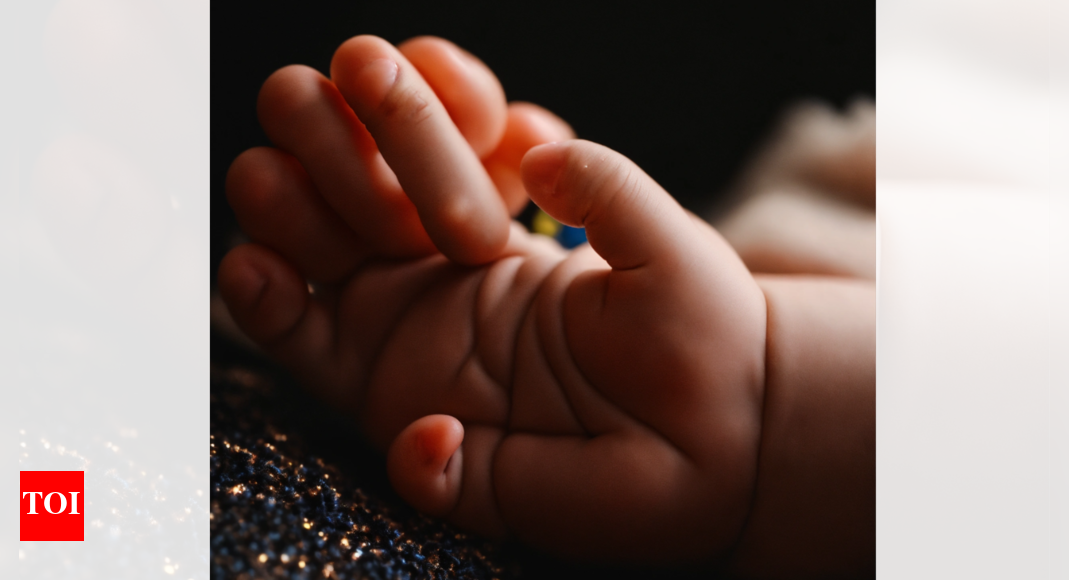 Mumbai horror: Woman abandons 15-day-old baby on local train; search for mother under way