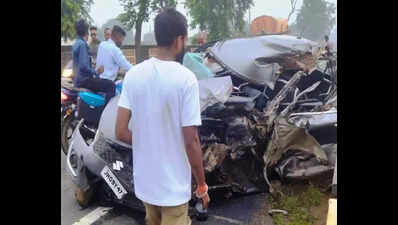 3 of a family killed after car collides with truck in Giridih | Ranchi ...