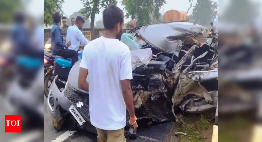 3 of a family killed after car collides with truck in Giridih | Ranchi ...