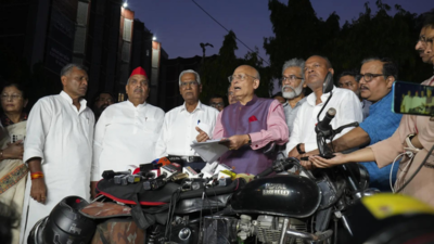 बिहार ईलेक्टोरल संशोधन पंक्ति: विपक्षी मेटेस ईसी; व्यायाम को 'वोटबंदी' के रूप में डब करता है
