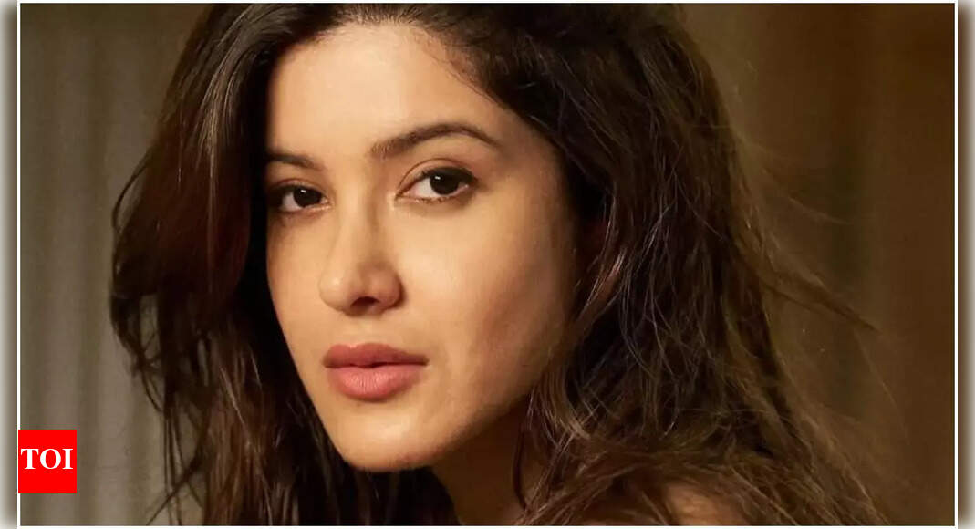 Shanaya: 'I look for negative articles and comments'