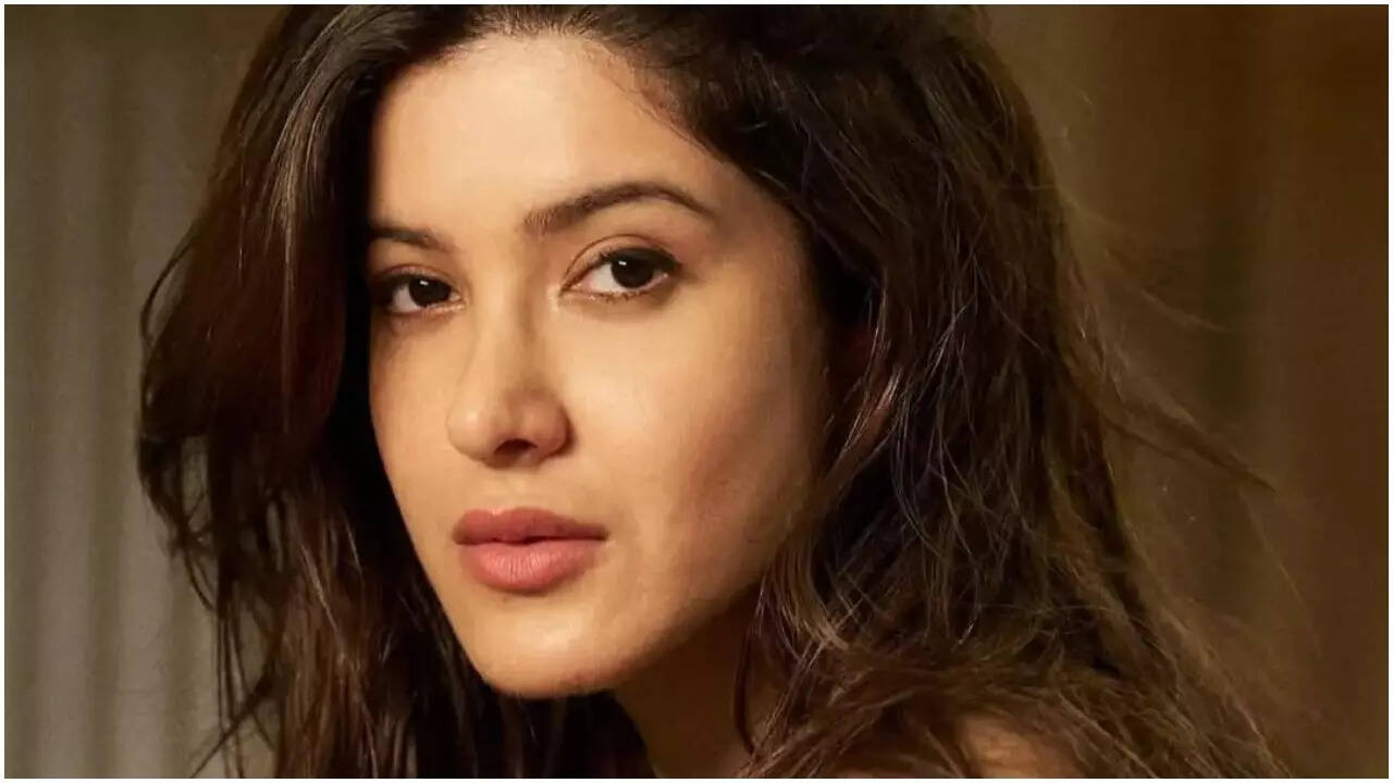 Shanaya Kapoor on dealing with online trolling and harsh criticism: 'I look  for negative articles and comments' | Hindi Movie News - Times of India