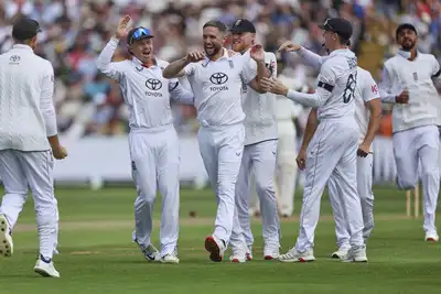  England pacers take uncommon route to choke India