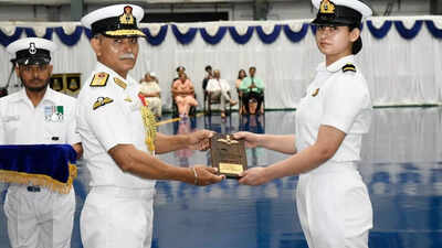  Aastha Poonia receives 'Wings of Gold'; becomes archetypal  pistillate   to beryllium  trained arsenic  a combatant  pilot