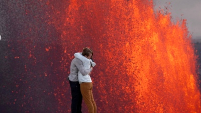  Man proposes to girlfriend in front of active volcano, pictures go viral