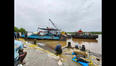 Ferry capsized at Chorao finally pulled out of water after 11 days