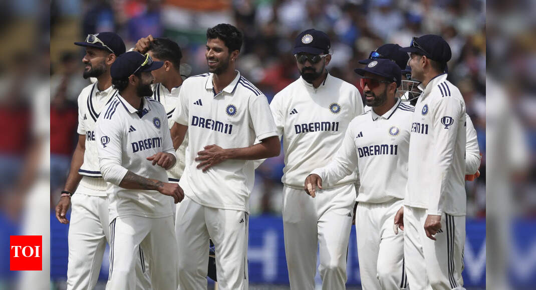 IND vs ENG Live: Smith holds fort, India hunt final 4 wickets for historic win