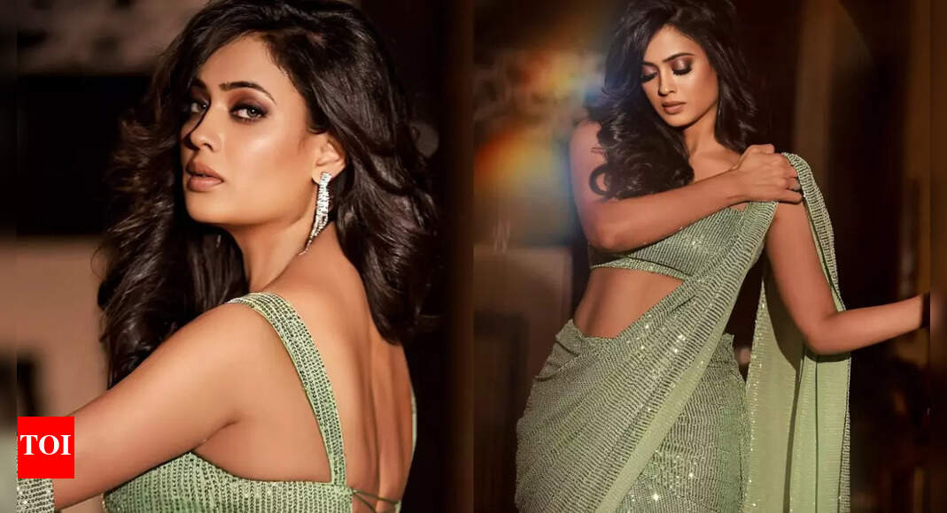 Move over millennials! Shweta Tiwari’s saree game has just begun