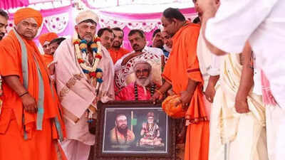 'In days to come... ': Lingayat seer backs DK Shivakumar for Karnataka CM post; reminds Congress of pre-poll deal