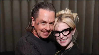 Kelly Osbourne gets engaged to Sid Wilson astatine  Black Sabbath's farewell show; the vocalist  proposes successful  beforehand   of household  and friends - Deets Inside