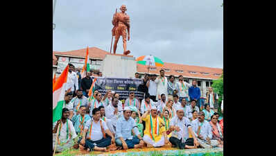 One held for attempt to vandalise Gandhi statue at Pune railway station; Cong workers gather to protest