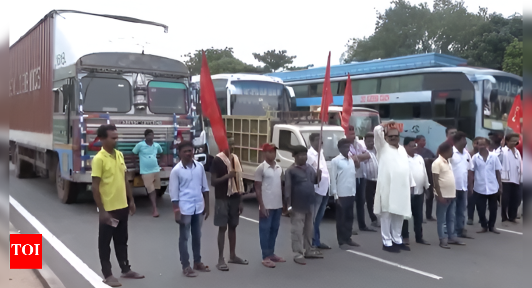 Bharat Bandh today: Trade unions stage nationwide strike; rail tracks blocked in Jadavpur