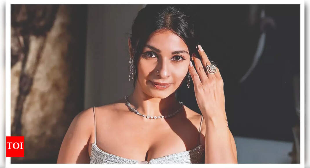Tanishaa Mukerji Responds to Fashion Trolls with Confidence