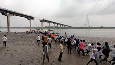 13 die as Gujarat bridge collapses, 6 vehicles fall into Mahi river